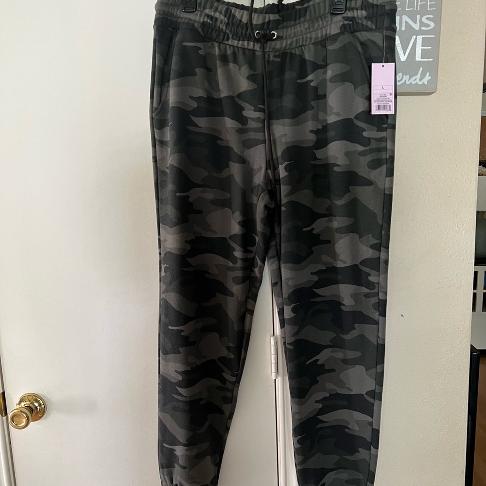 Wild Fable Camo Sweat pants size L NWT